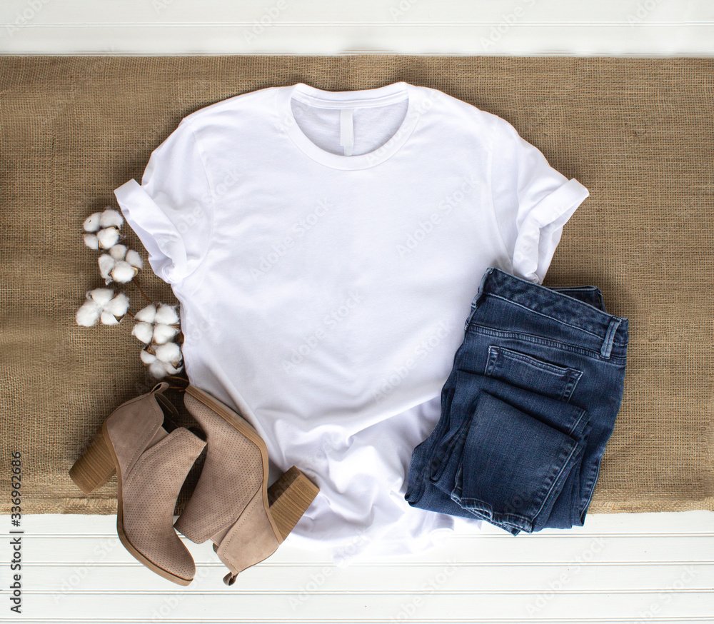 Maquette de t-shirt blanc – coton, toile de jute, bottes et jean — Anne Bracker
