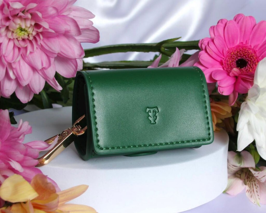Tails & Bloom – porte-sachets en cuir marqué — Abi Connick