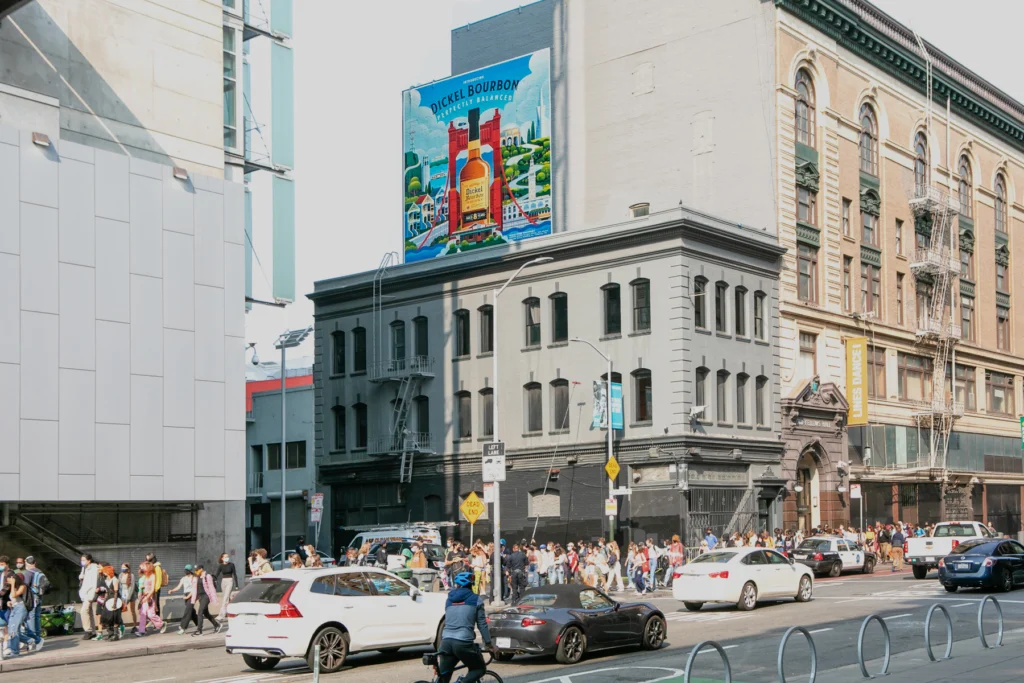 Fresque George Dickel dans la rue, vue d’ensemble — Aldo Crusher