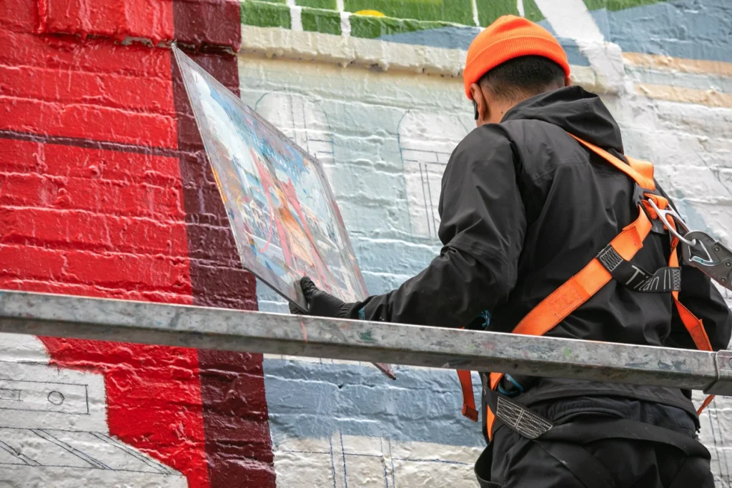 Fresque George Dickel en cours : peintre en nacelle — Aldo Crusher