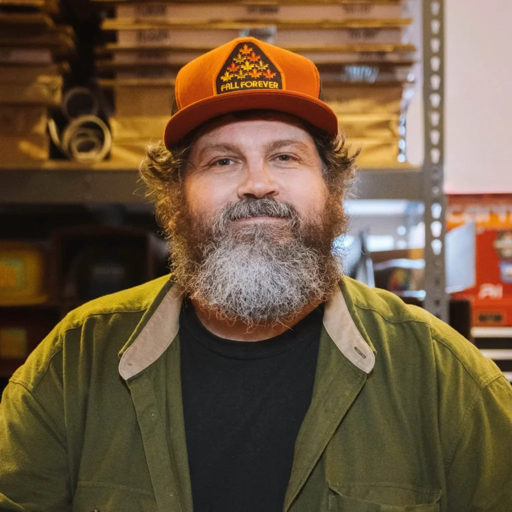 Aaron Draplin dans son atelier de Portland — Aaron Draplin