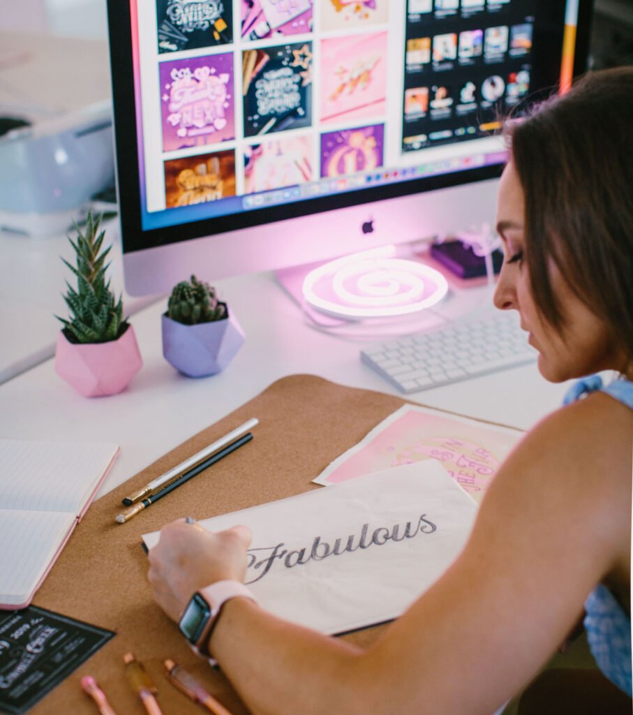Au travail : croquis au crayon « Fabulous » — Aurelie Maron