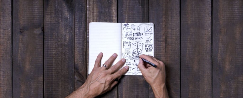 Prise de notes au feutre dans un carnet — Anthony Banks