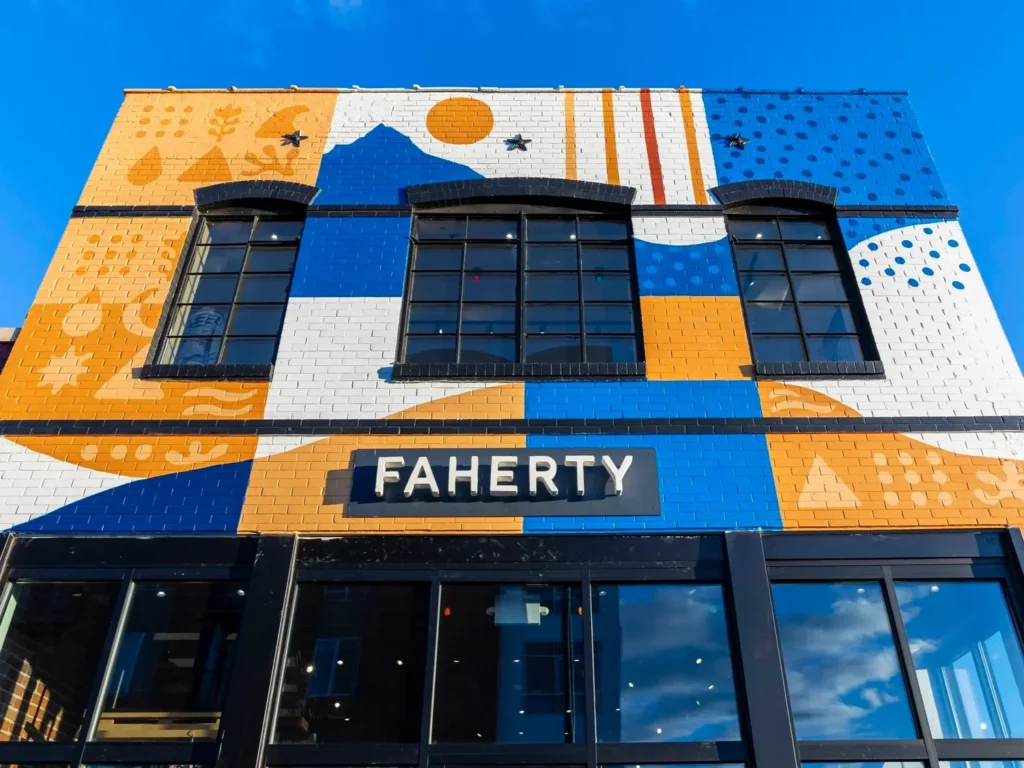 Faherty — peinture de la fresque de façade — Adam Vicarel