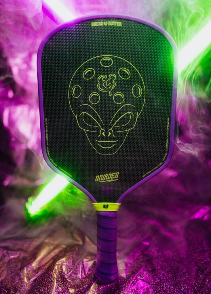 Raquette Invader : l'extraterrestre au trait — Brethren Design Co