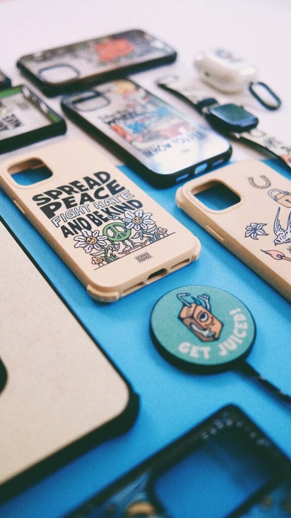 Casetify — visuel vertical de campagne — Boring Friends