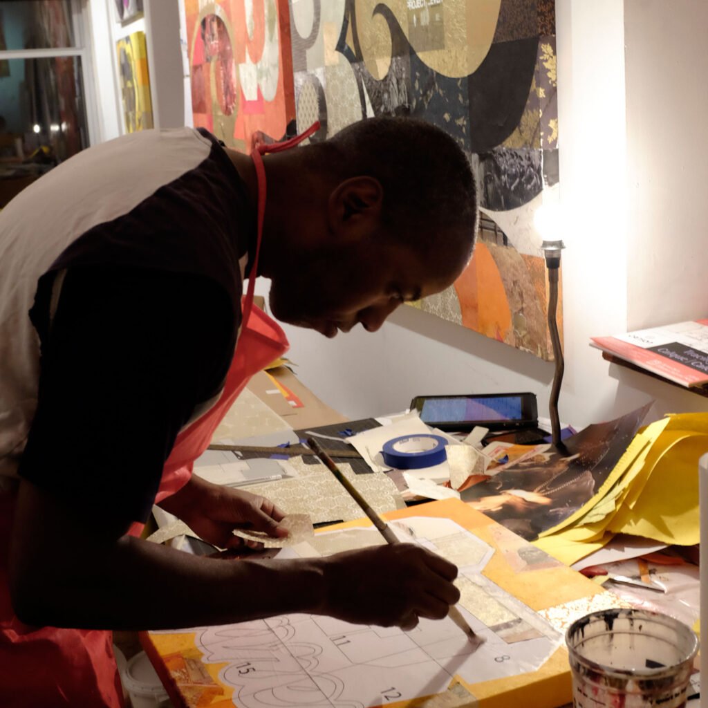 Cey Adams au travail dans son atelier — Cey Adams