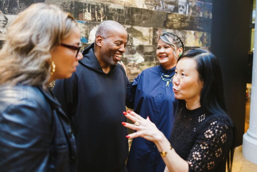 Cey Adams et la commissaire Liza Quiñonez au vernissage — Cey Adams