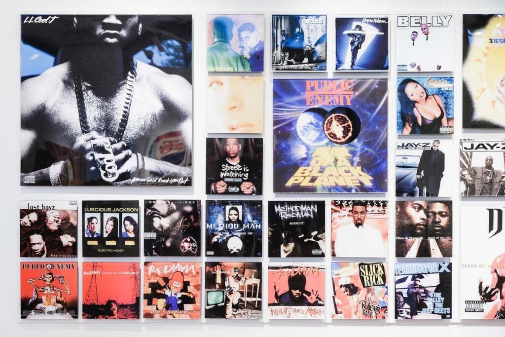 mur de pochettes def jam — rétrospective « departure » Mur de pochettes Def Jam — Cey Adams