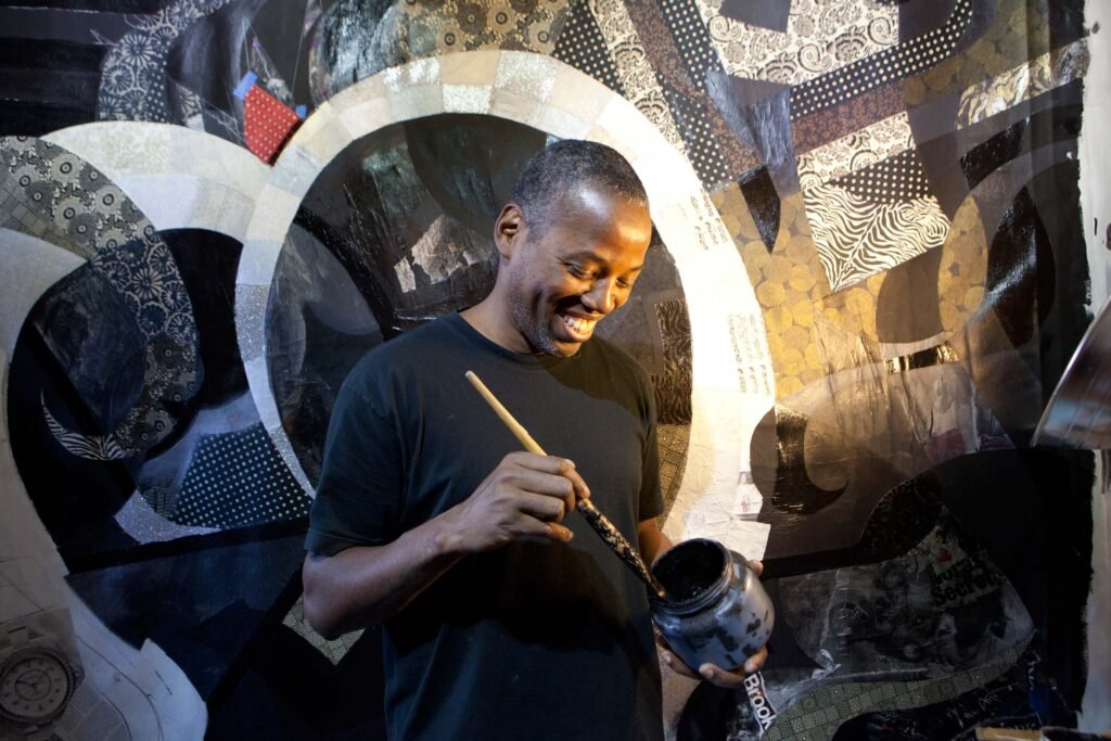 Portrait de Cey Adams devant un collage (photo Janette Beckman) — Cey Adams