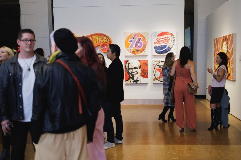 Vernissage de « Departure » devant la série Trusted Brands — Cey Adams