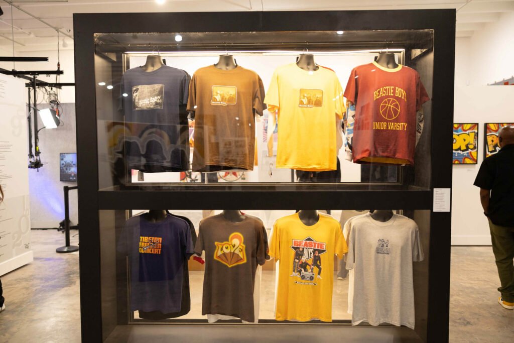 Vitrine de t-shirts de tournée et merch — Cey Adams