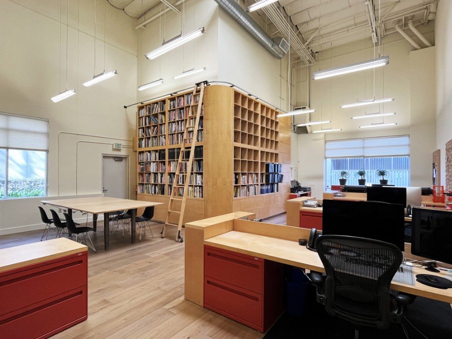 Le studio : postes de travail des designers — CF Napa Brand Design