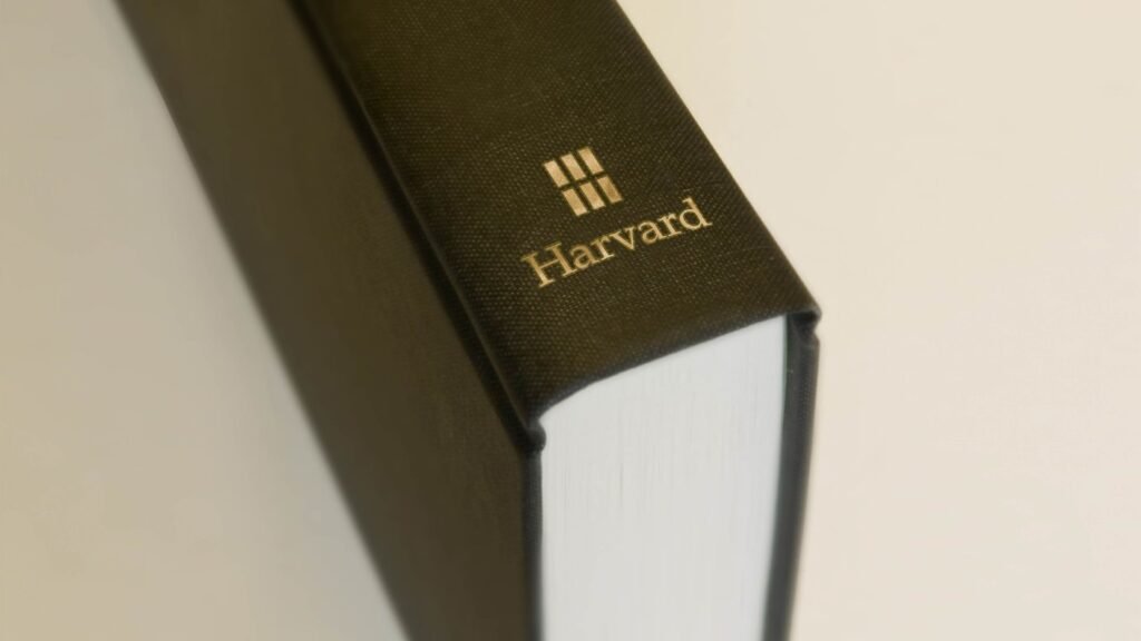 Harvard University Press — dos de livres — Chermayeff & Geismar & Haviv