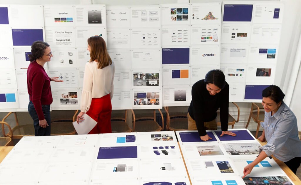 Le studio au travail sur un grand manuel de normes (processus) — Chermayeff & Geismar & Haviv