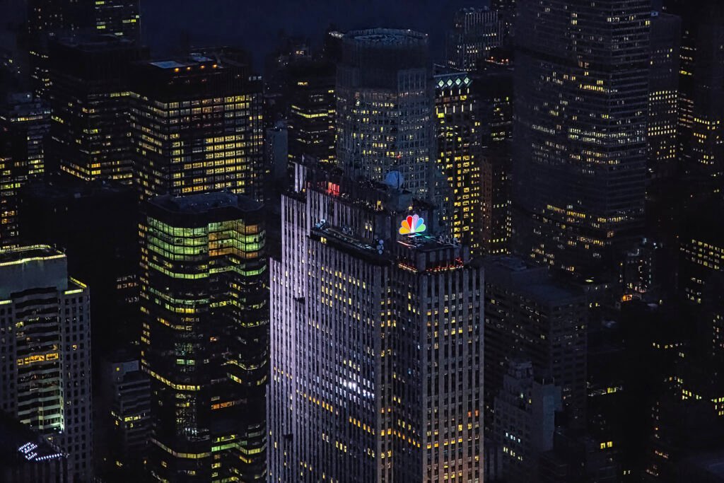 nbc — enseigne au sommet du 30 rock Le paon NBC au sommet du 30 Rock — Chermayeff & Geismar & Haviv