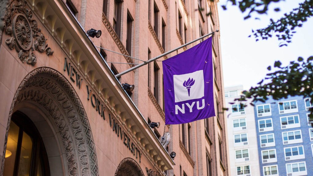 NYU — la torche sur fond violet — Chermayeff & Geismar & Haviv