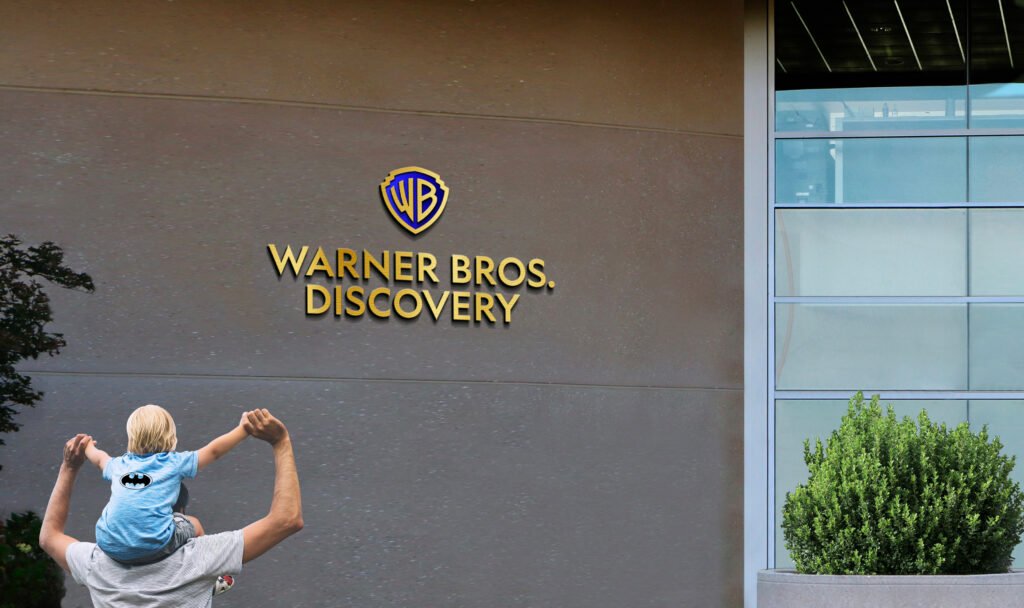 Warner Bros. Discovery — enseigne — Chermayeff & Geismar & Haviv