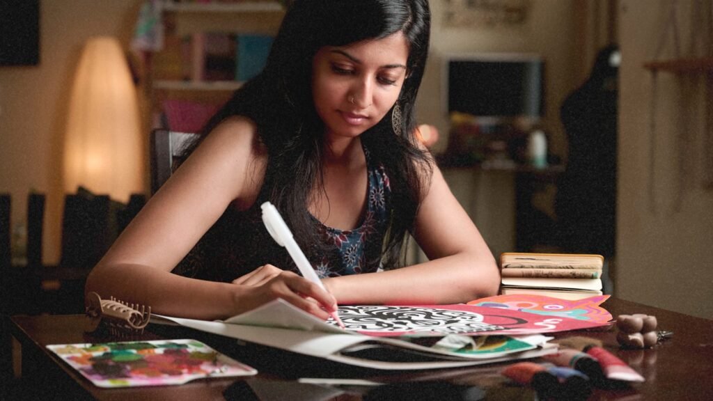 Chaaya Prabhat dessinant dans son carnet — Chaaya Prabhat