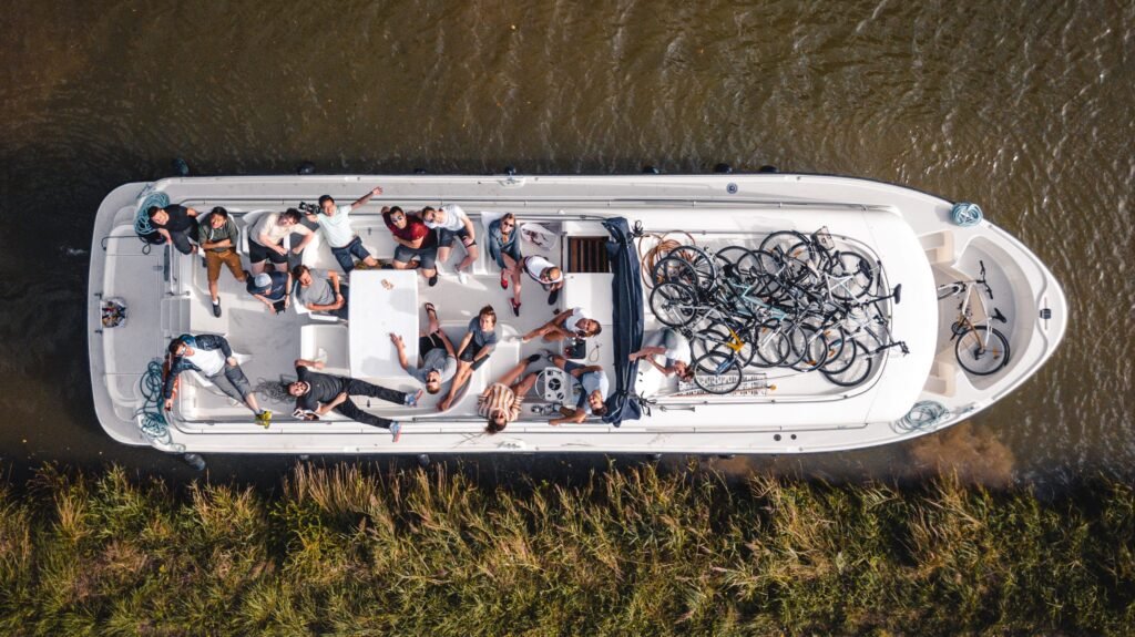 L’équipe EPIC en bateau (photo drone) — EPIC Agency