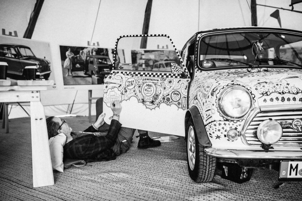 Steve Simpson dessinant sur la Mini classique — Steve Simpson