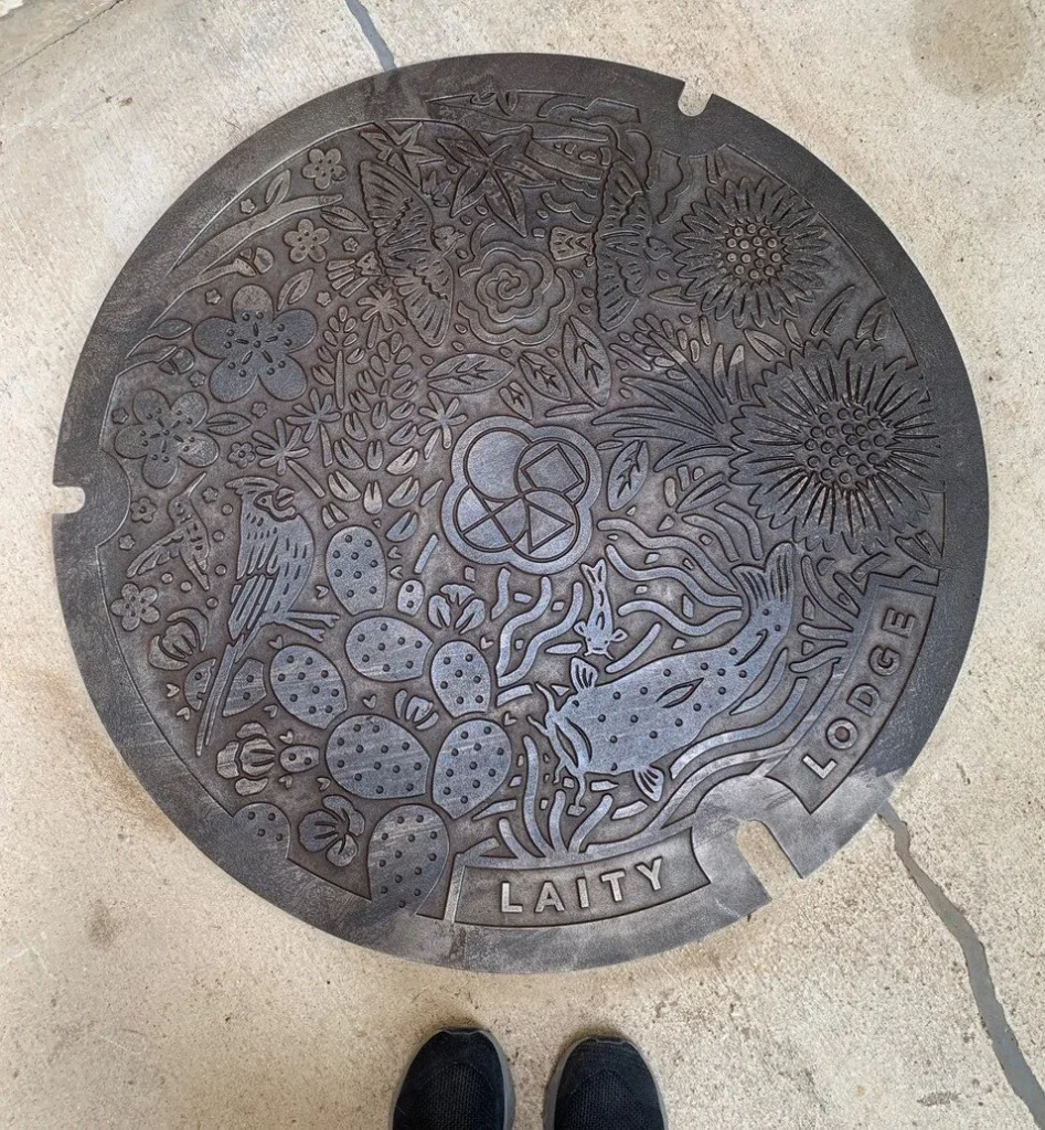 La plaque d’égout de Laity Lodge — Dana Tanamachi