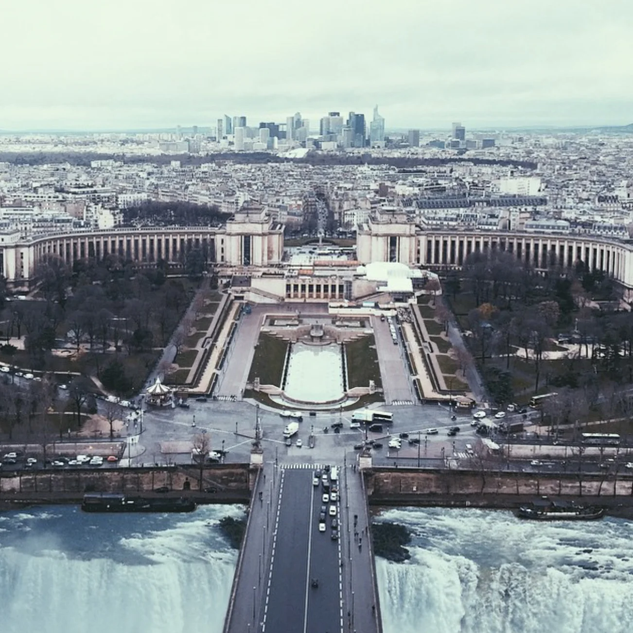 Paris au bord de la chute — Elise Swopes