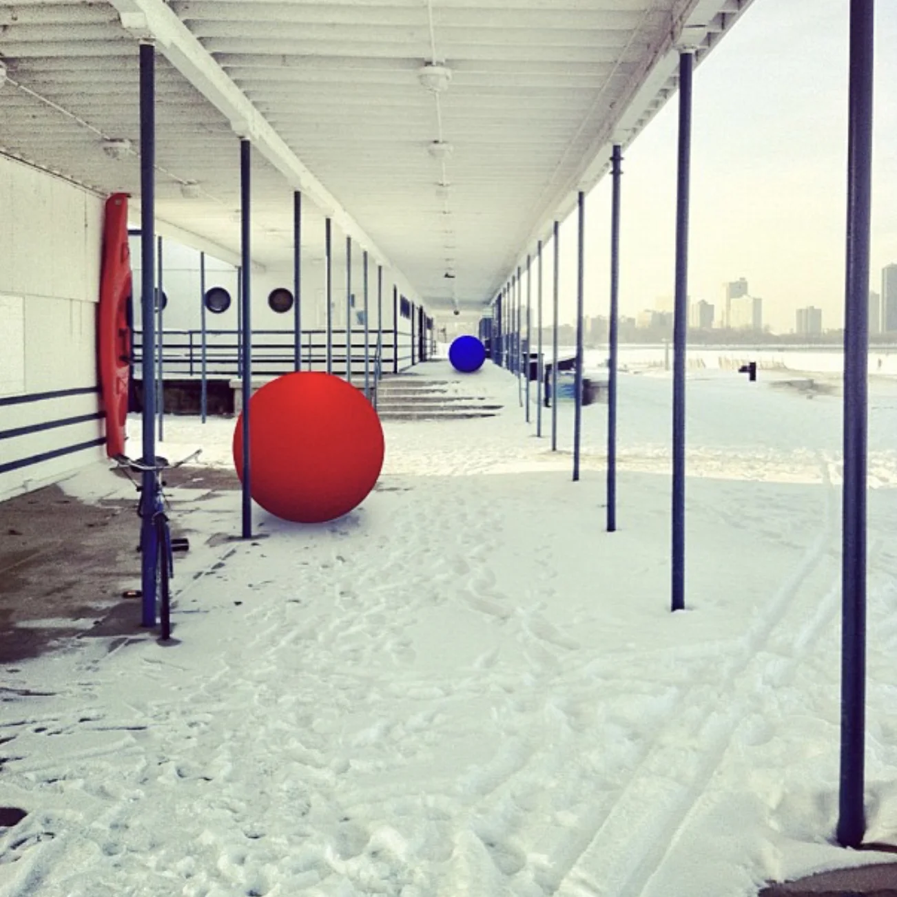Sphères dans la neige — Elise Swopes