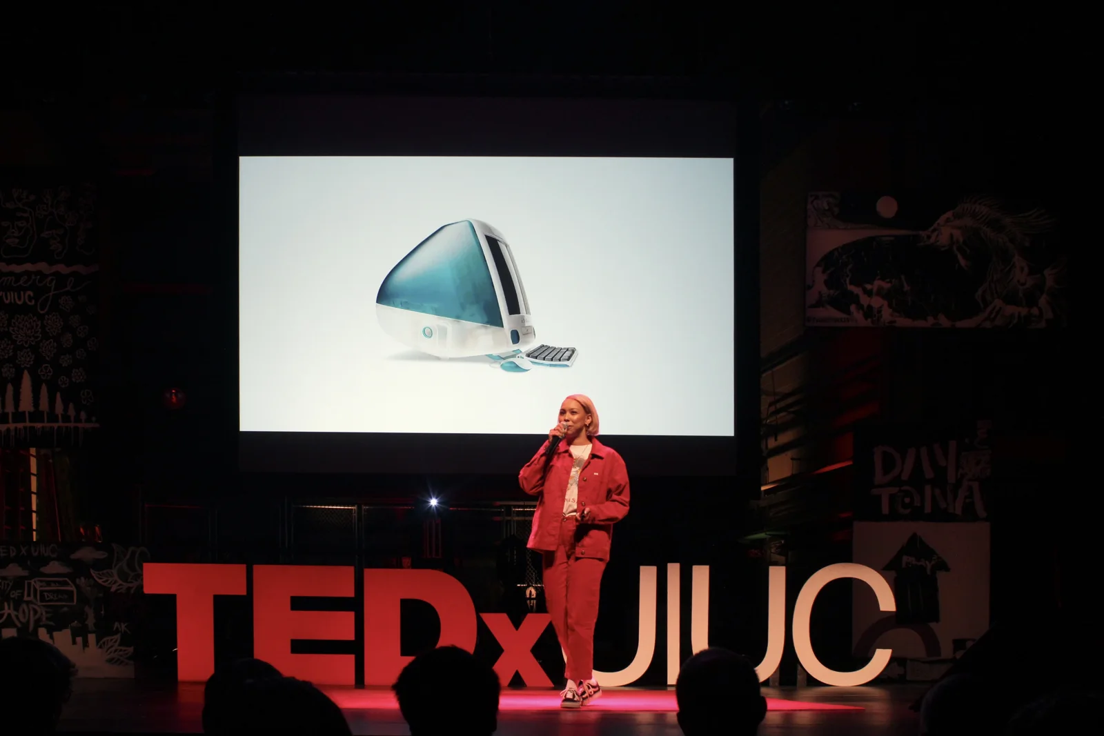 Sur la scène de TEDxUIUC — Elise Swopes
