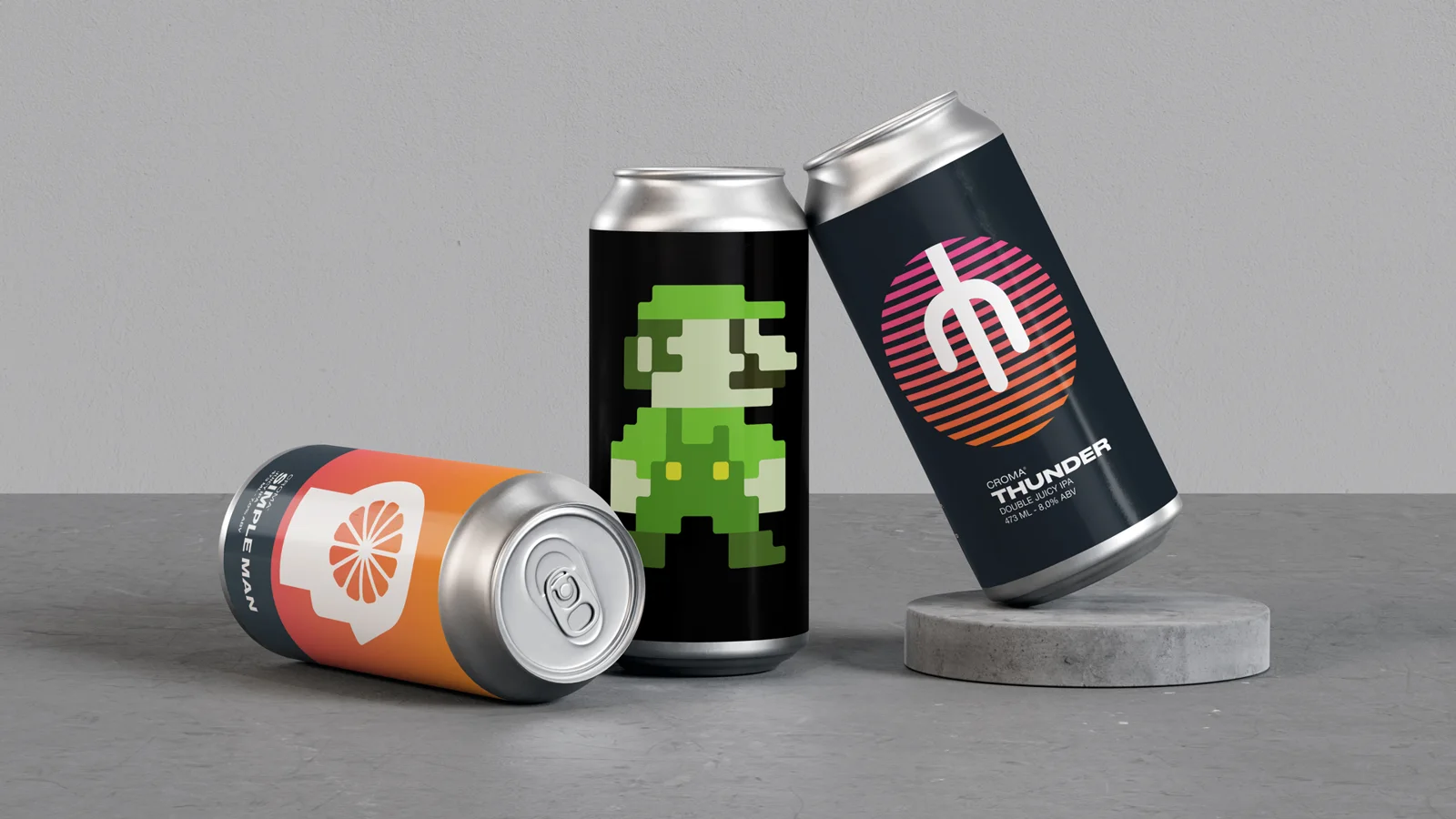 Six canettes Croma Beer alignées sur un socle gris — Ethan Fender