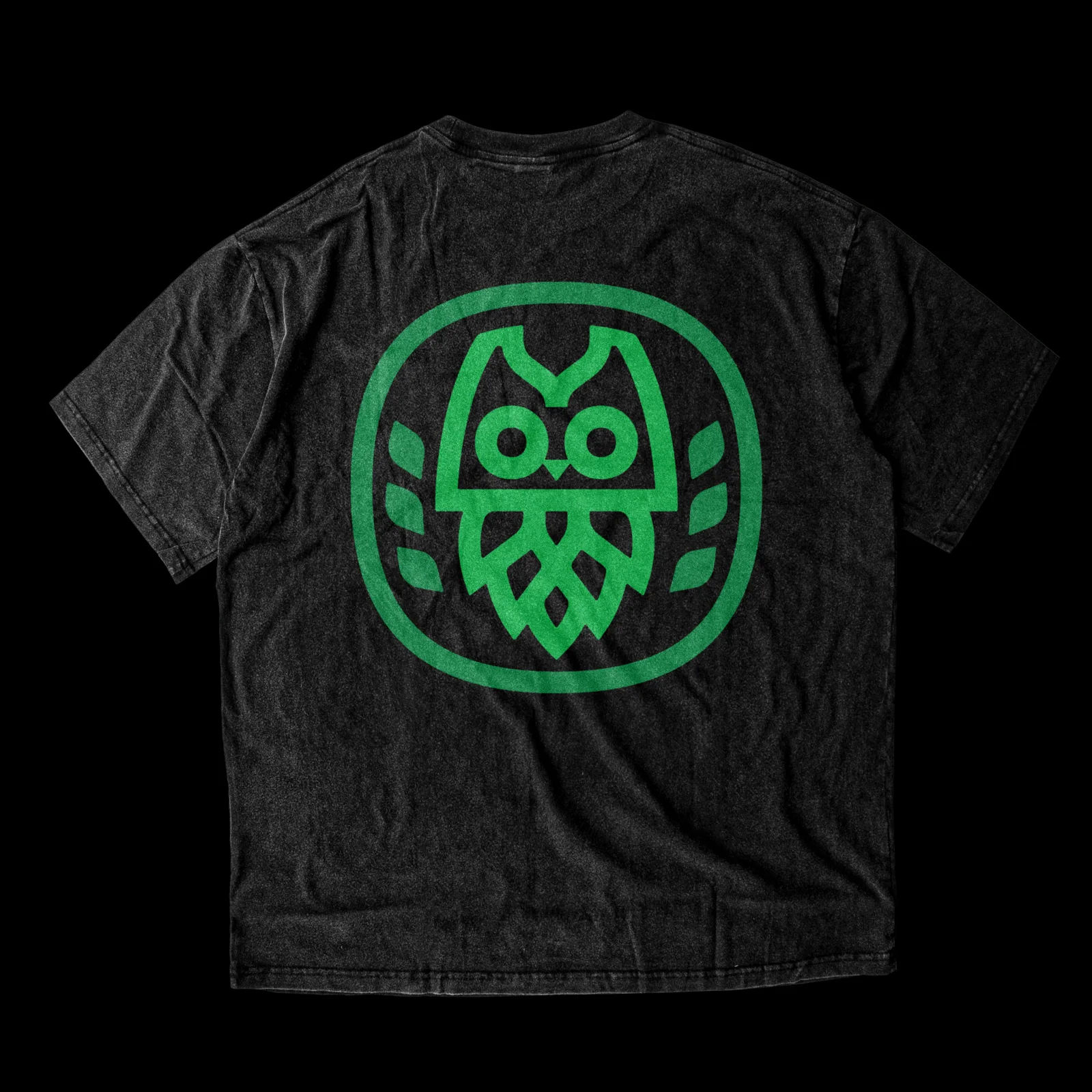 T-shirt noir au dos, avec badge de chouette et houblon vert — Ethan Fender
