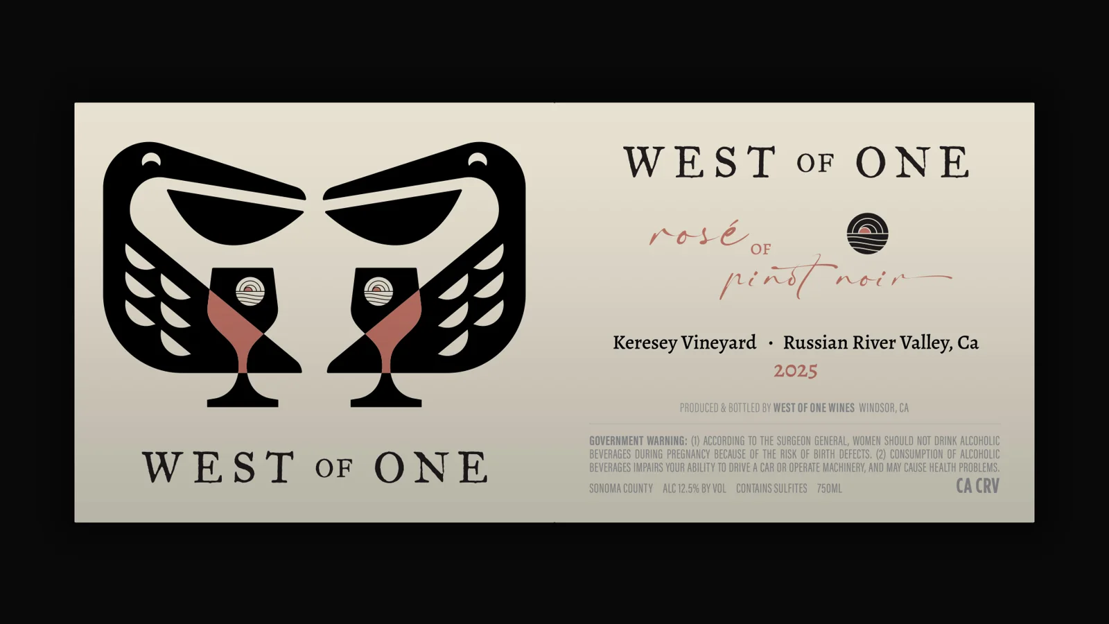 Étiquette West of One sur fond noir, avec le soleil et les vagues — Ethan Fender