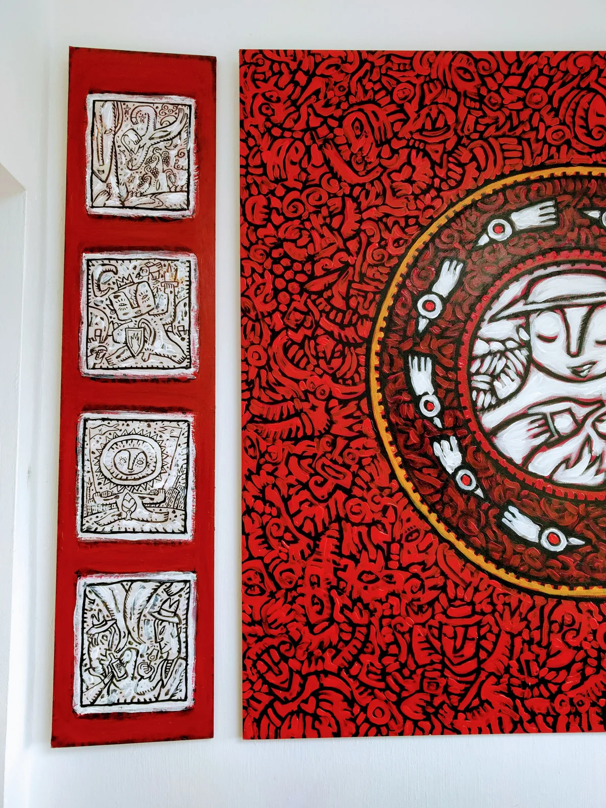 Tryptique sur fond rouge