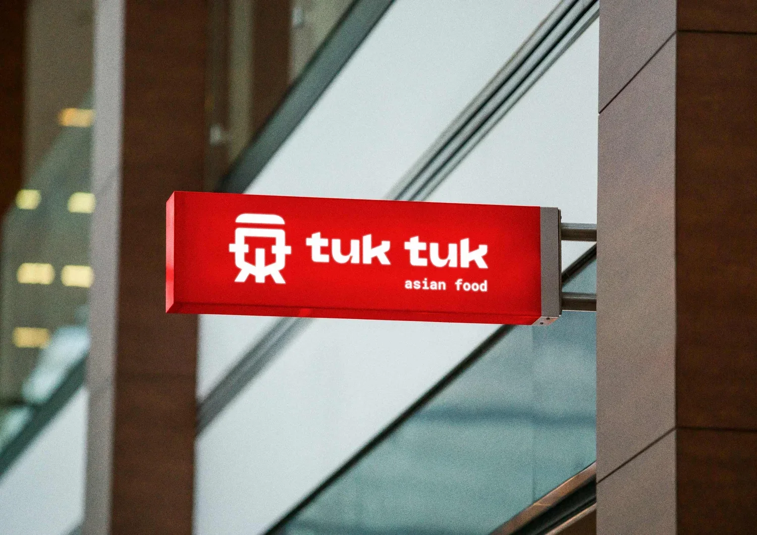 Tuk Tuk, enseigne — Felipe Holman