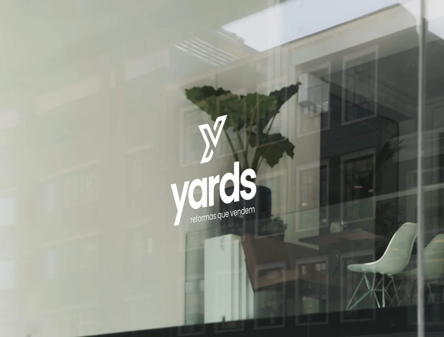 Yards, logo sur vitre — Felipe Holman