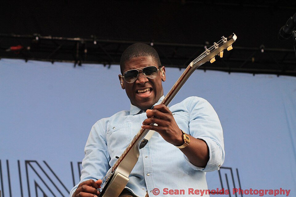 Labrinth à la guitare, souriant — Labrinth