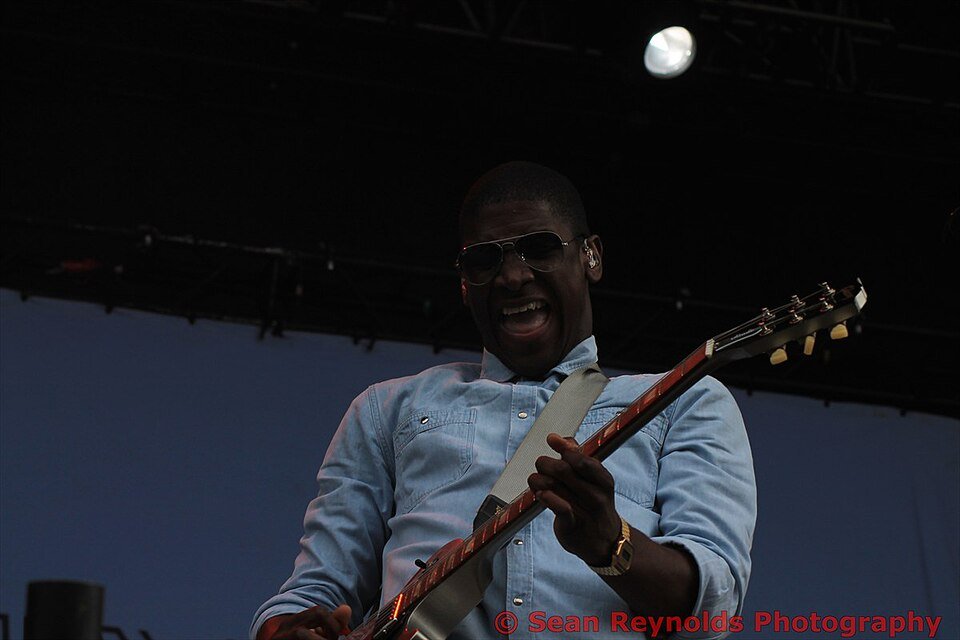 Labrinth à la guitare — Labrinth