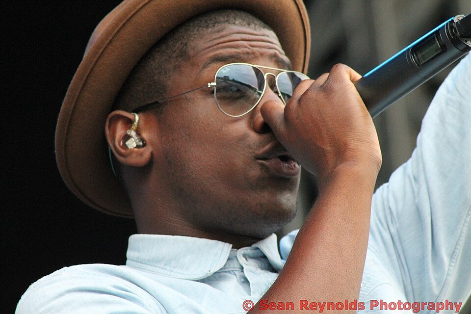Labrinth au micro, lunettes de soleil — Labrinth