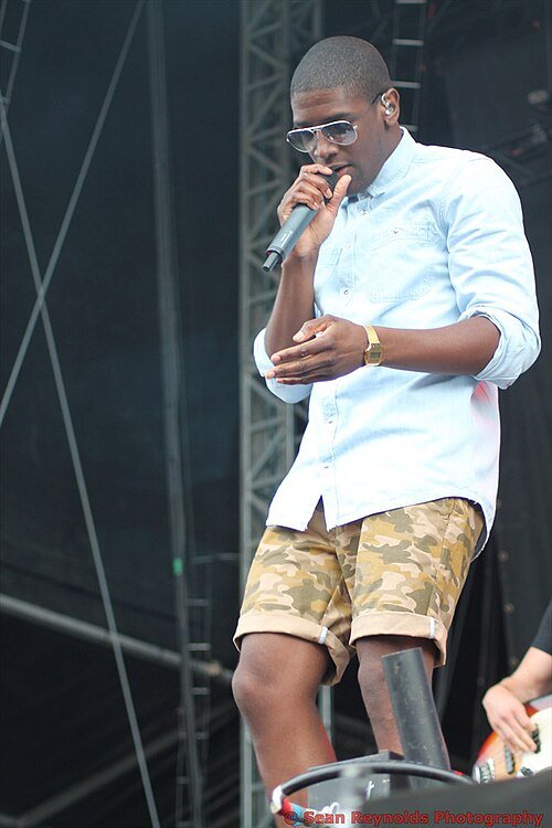 Labrinth chante, debout sur scène — Labrinth