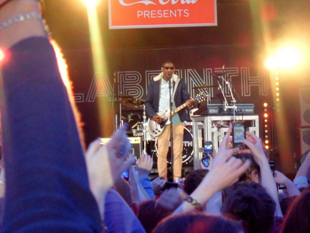 Labrinth en concert devant le public — Labrinth