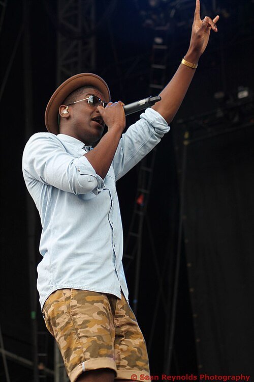 Labrinth sur scène, bras levé — Labrinth