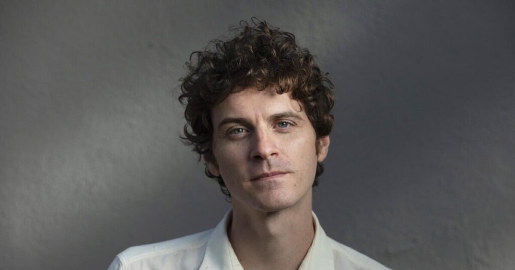 Emile Mosseri photographié pour le Los Angeles Times — Minari, bande originale d’Emile Mosseri