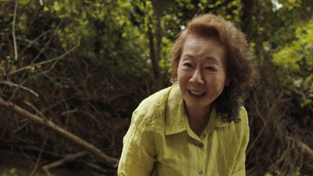 Soon-ja, la grand-mère (Youn Yuh-jung) — Minari, bande originale d’Emile Mosseri