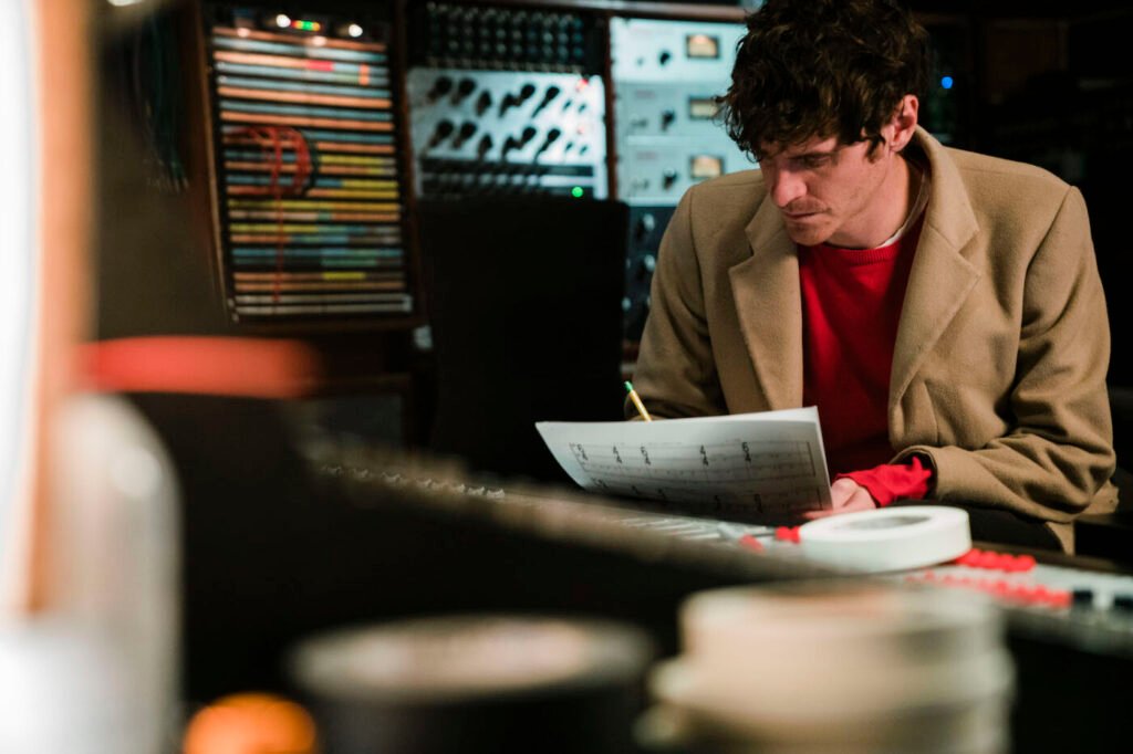 En studio, partition en main — Emile Mosseri