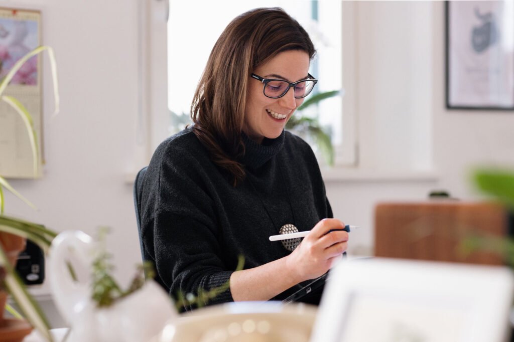 Susanna Rumiz à sa table de travail — Susanna Rumiz