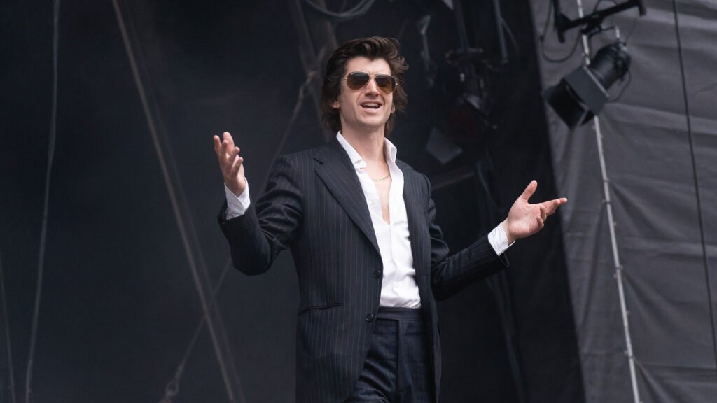 Alex Turner salue le public, Londres 2023 — The Car, Arctic Monkeys
