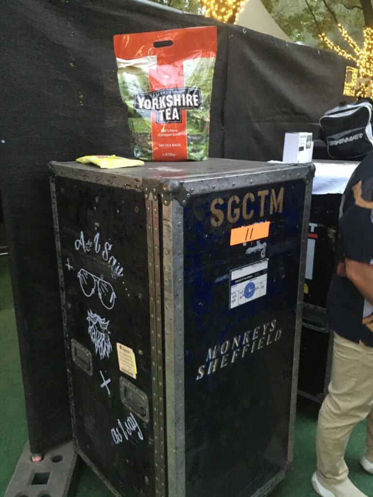 Coulisses à Budapest : flight-case et thé du Yorkshire — The Car, Arctic Monkeys