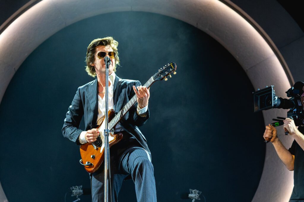 Devant l'arche lumineuse, Londres 2023 — The Car, Arctic Monkeys