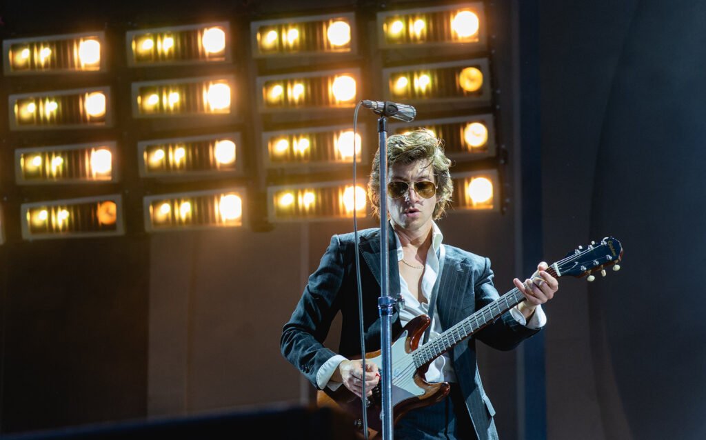 Guitare et lumières ambrées, Londres 2023 — The Car, Arctic Monkeys