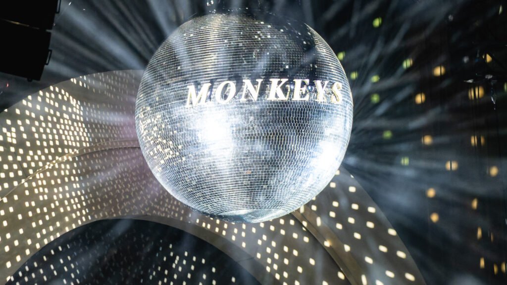 La boule à facettes « MONKEYS », Glastonbury 2023 — The Car, Arctic Monkeys